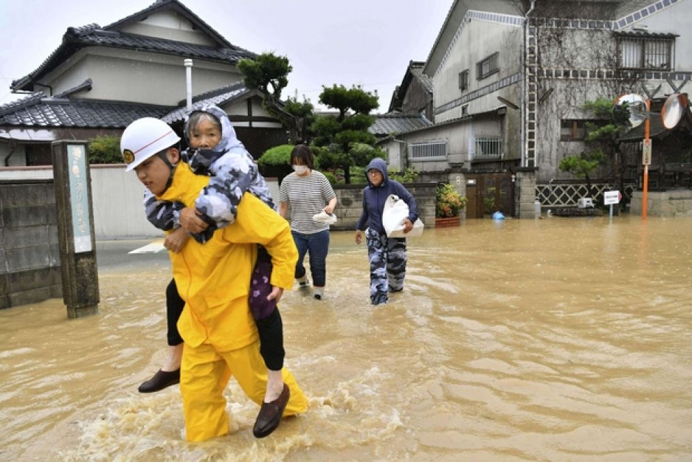 I soccorsi a Kurashiki, nella prefettura di Okayama (Ansa)