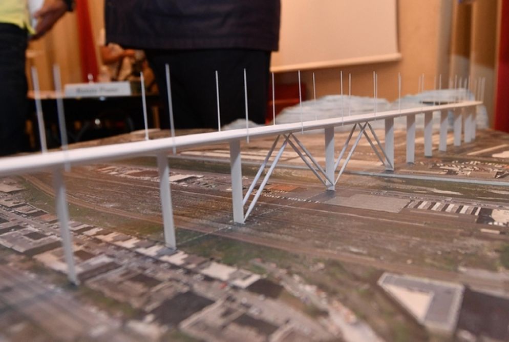 Il modellino del ponte progettato dall'architetto Renzo Piano (Ansa)
