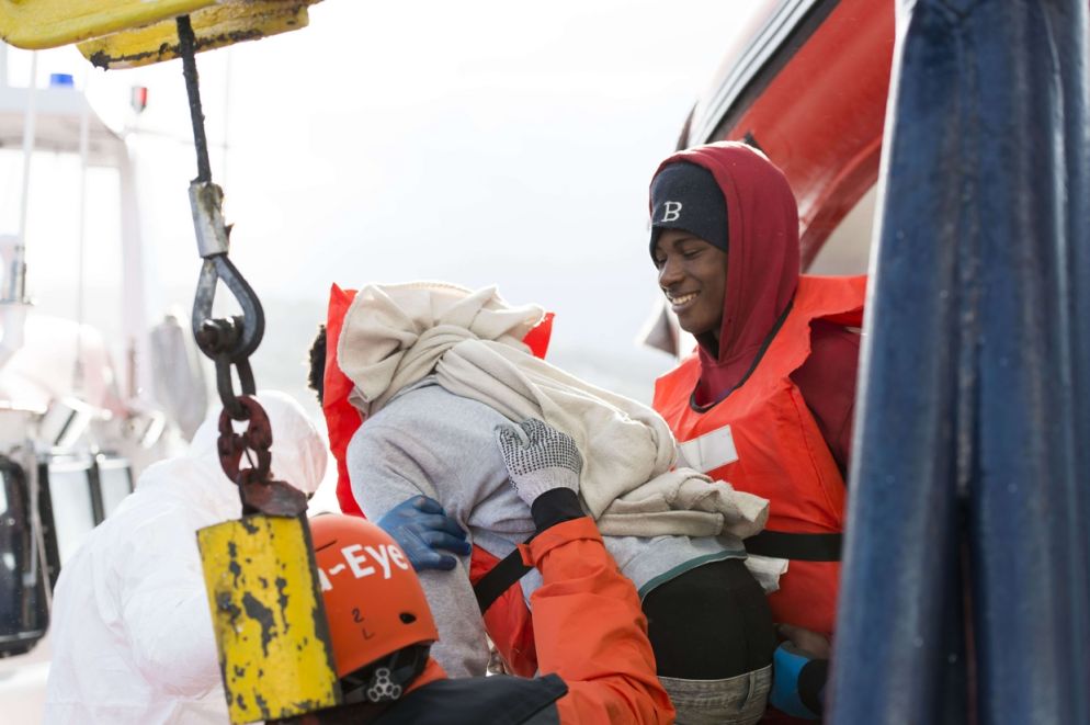 Una immagine del trasbordo dei migranti dalla nave Sea Eye (Alexander Draheim /sea-eye.org)
