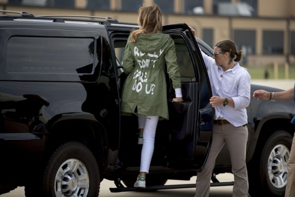La scritta sul parka indossato in Texas da Melania Trump (Ansa)