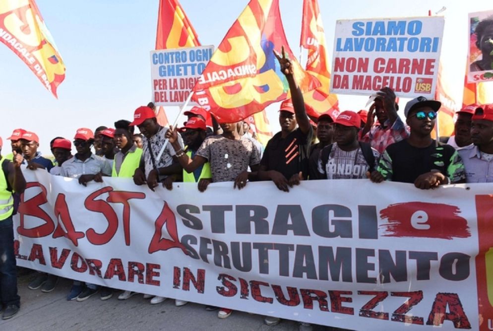 Lavoratori migranti protestano durante la manifestazione organizzata dai sindacati di base (Ansa)