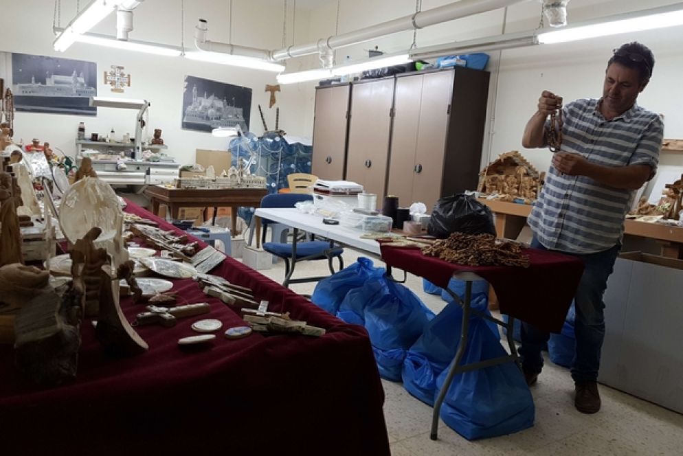 I Rosari per la Gmg realizzati nel laboratorio della Fondazione "Giovanni Paolo II" a Betlemme