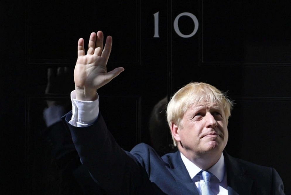 Boris Johnson parla alla nazione davanti a Downing street (Ansa)