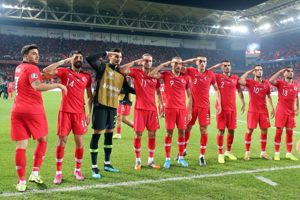 I calciatori della nazionale della Turchia hanno fatto il saluto militare alla fine della partita con l'Albania, l'11 ottobre, prendendo pubblicamente posizione a favore di Erdogan e della guerra contro i curdi siriani (Ansa)