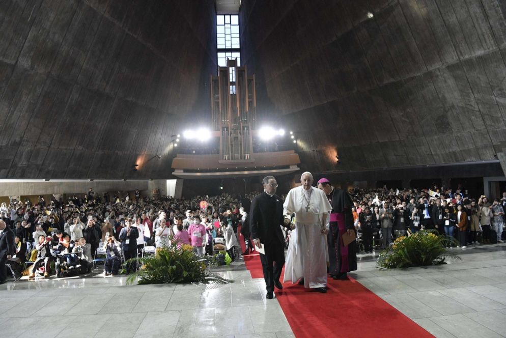 L'incontro con i giovani in Cattedrale (Ansa)