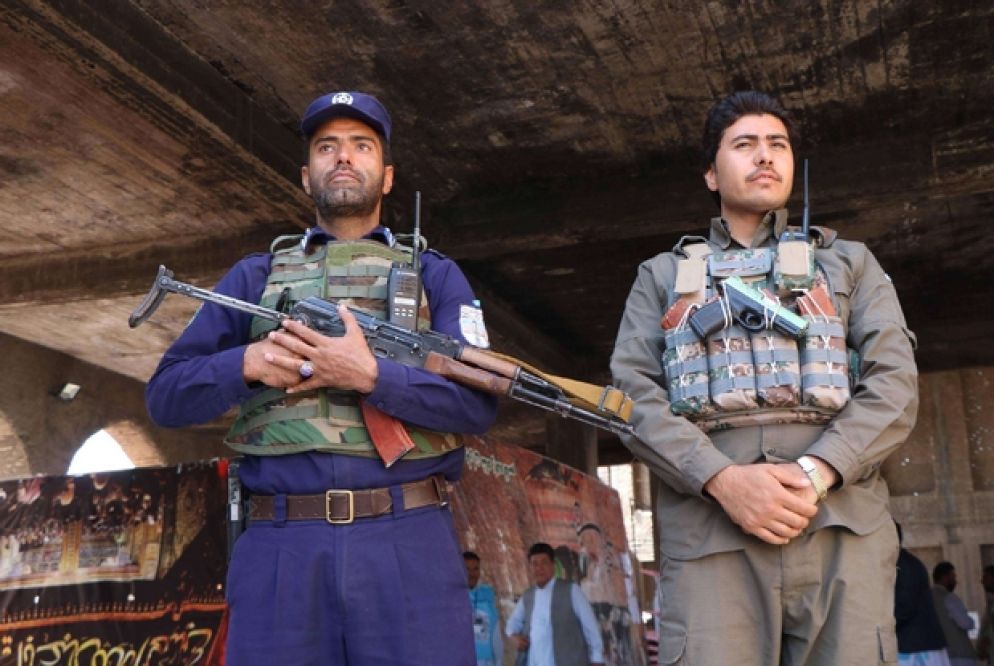 Militari di guardia in una sezione elettorale ad Herat (Ansa)