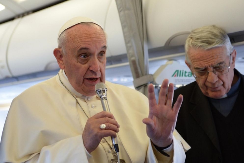 Padre Lombardi con Francesco durante una delle conferenze stampa durante il ritorno da un viaggio (Ansa)