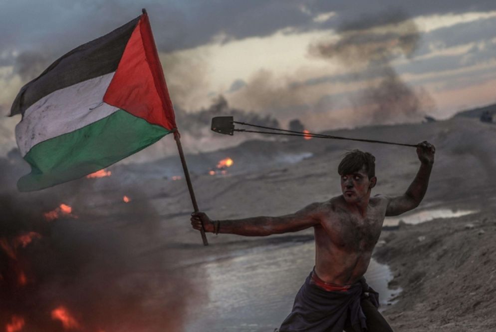La foto-simbolo della Marcia del ritorno: anche ieri cinque giovani sono morti negli scontri al confine con l'esercito israeliano (Ansa)