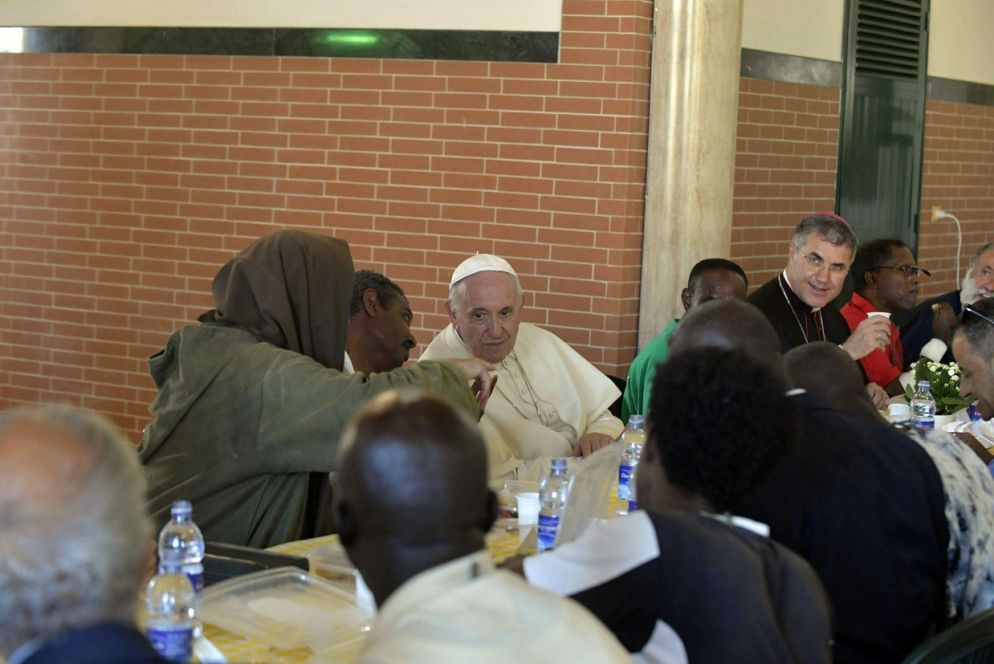 Il pranzo alla Missione di fratel Biagio Conte (VaticanMedia/Ansa)
