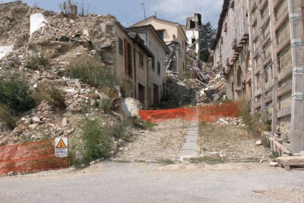 La Zona rossa, con il corso principale invaso dalle macerie, nel centro storico della stessa cittadina a dodici chilometri da Amatrice (foto P.Ciociola)