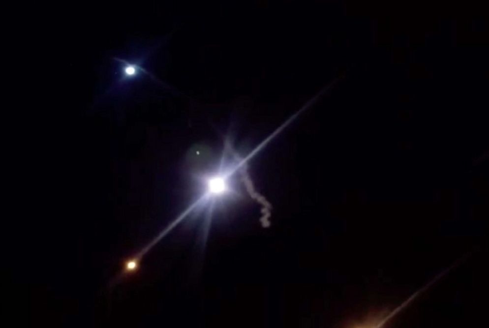 Il missile lanciato dall'Iran contro la base americana di Ein-al Asad, in Iraq, in un fermo immagine dal video trasmesso dalla tv di Stato iraniana Irib - Ansa