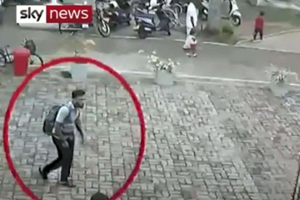 Un fermo immagine da SkyNews che mostra uno dei possibili responsabili degli attacchi contro chiese e hotel nello Sri Lanka la domenica di Pasqua in azione