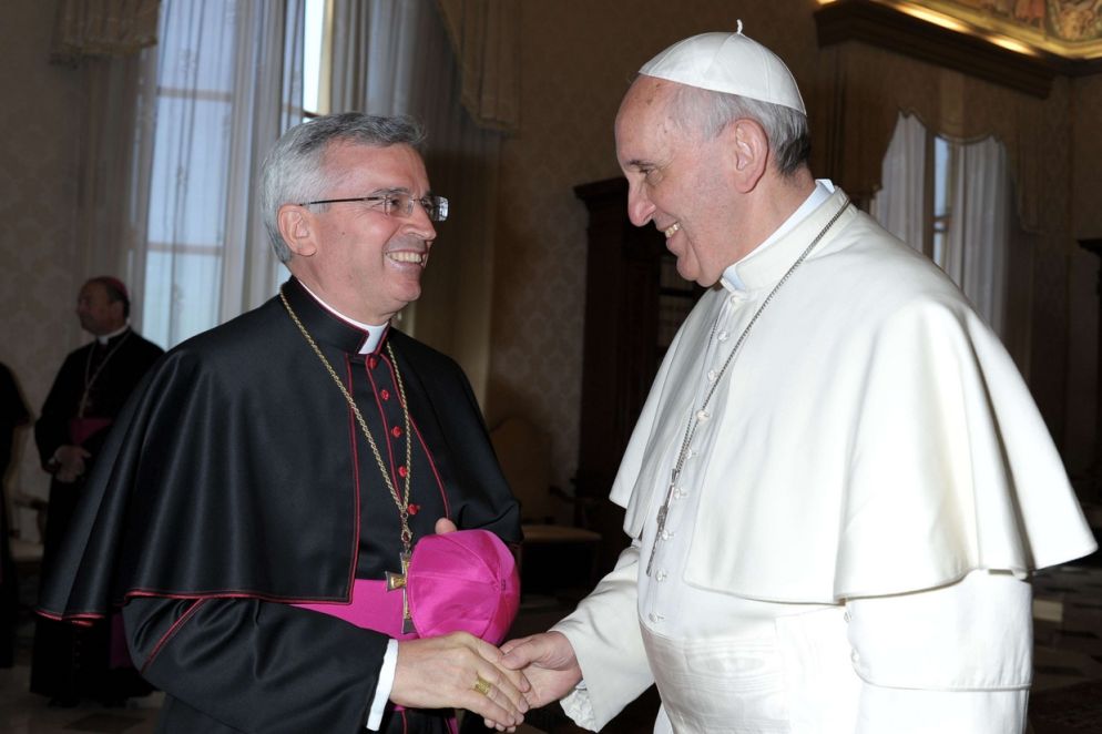 Papa Francesco e monsignor Castoro durante la visita in Vaticano dei vescovi pugliesi nel 2013