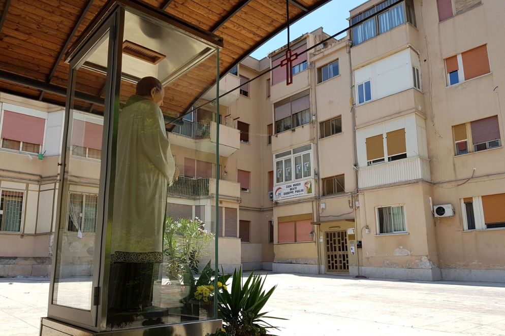 La piazza dove è stato ucciso nel 1993 padre Puglisi e dove si affaccia la casa-museo del beato
