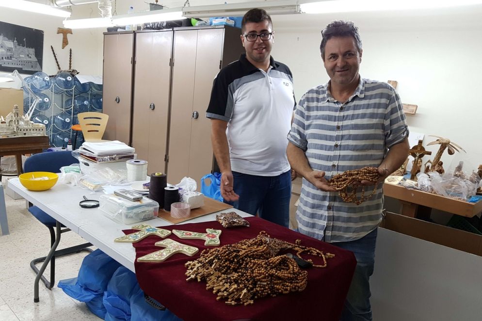 I Rosari per la Gmg realizzati nel laboratorio della Fondazione "Giovanni Paolo II" a Betlemme