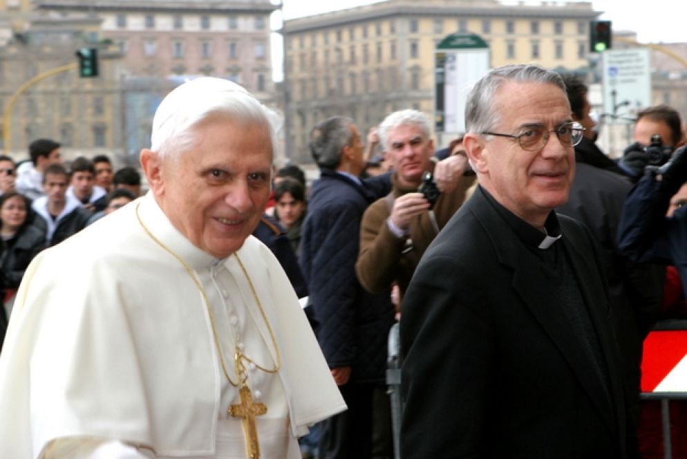 Padre Lombardi con Benedetto XVI (Ansa)