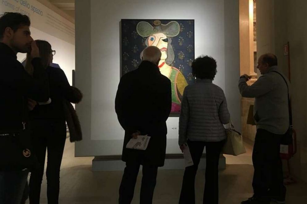 Una delle «guide speciali» toccate dal disagio psichico mentre illustra un'opera d'arte