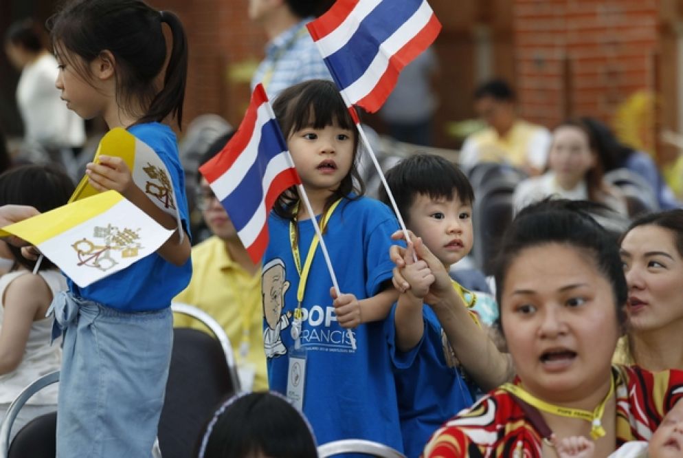 Bambini durante la visita di Papa Francesco al Saint Louis Hospital in Bangkok (Ansa)