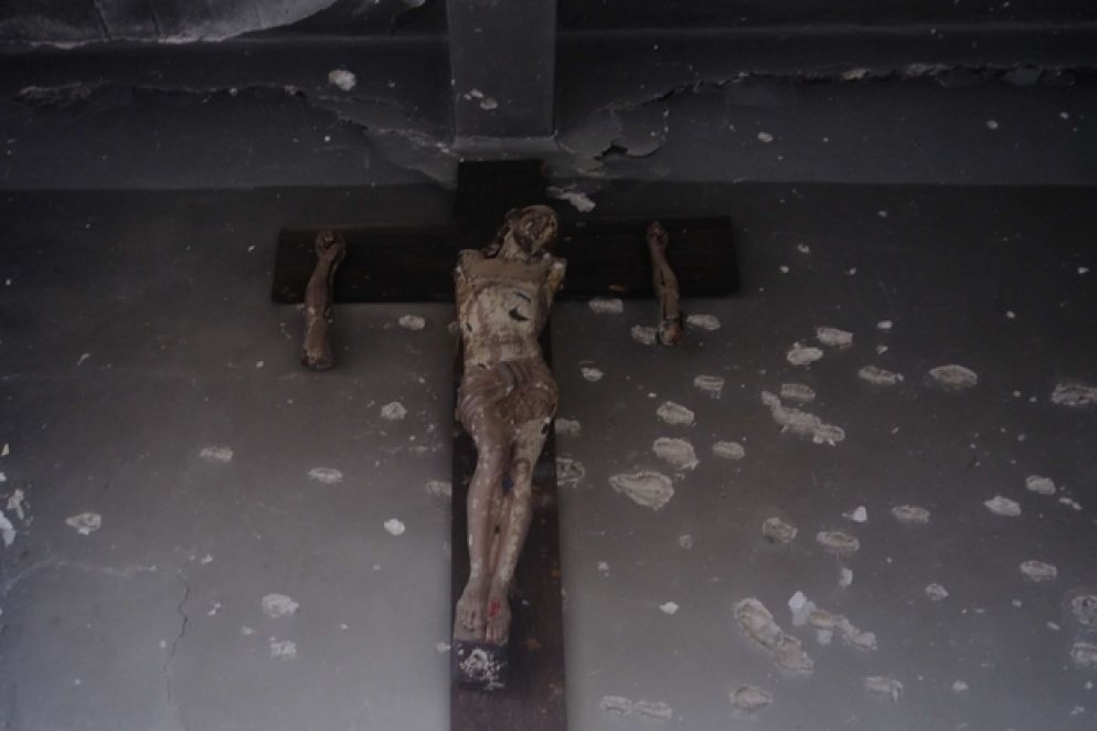 Il crocifisso del centro sociale S. Vatan dei gesuiti di Aleppo crivellato di colpi (I. Benites)