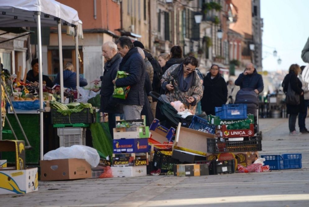 Il mercato dopo la distruzione (Ansa)