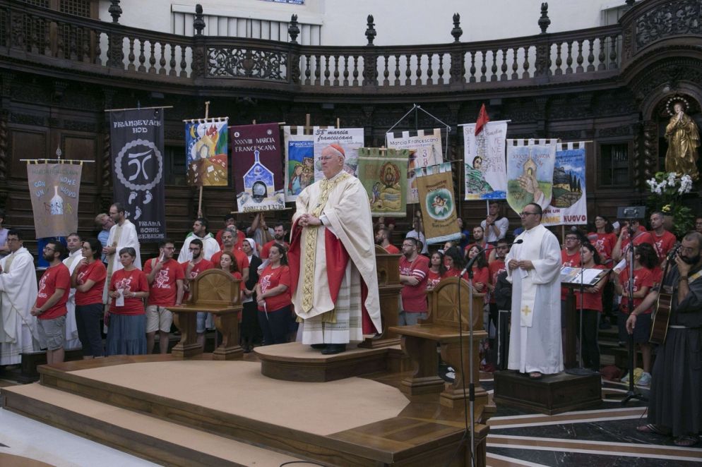 Il cardinale Gualtiero Bassetti durante la Messa con i giovani della Marcia francescana nella basilica di Santa Maria degli Angeli ad Assisi (foto Berti)