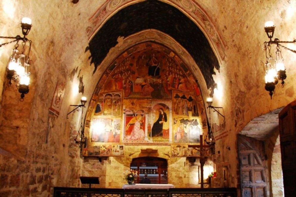 L'interno della Porziuncola nella Basilica di Santa Maria degli Angeli ad Assisi