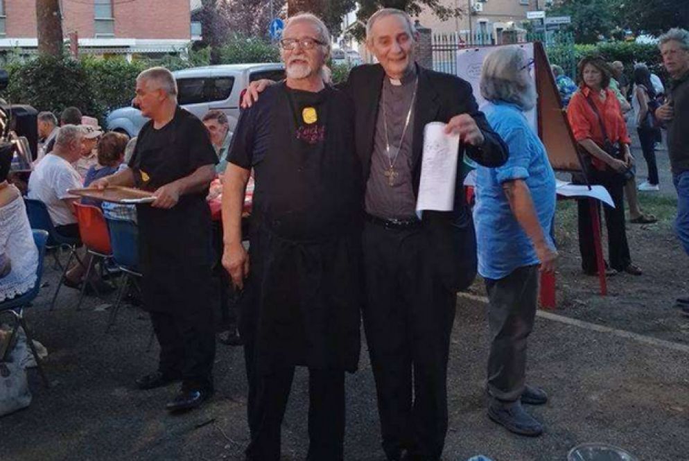 L'arcivescovo di Bologna, Zuppi assieme al fondatore di Cucine popolari nella serata del terzo compleanno