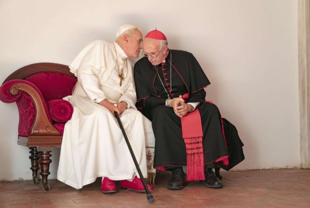 Anthony Hopkins è Benedetto XVI e Jonahtan Pryce il cardinale Bergoglio ne"I due Papi" di Netflix