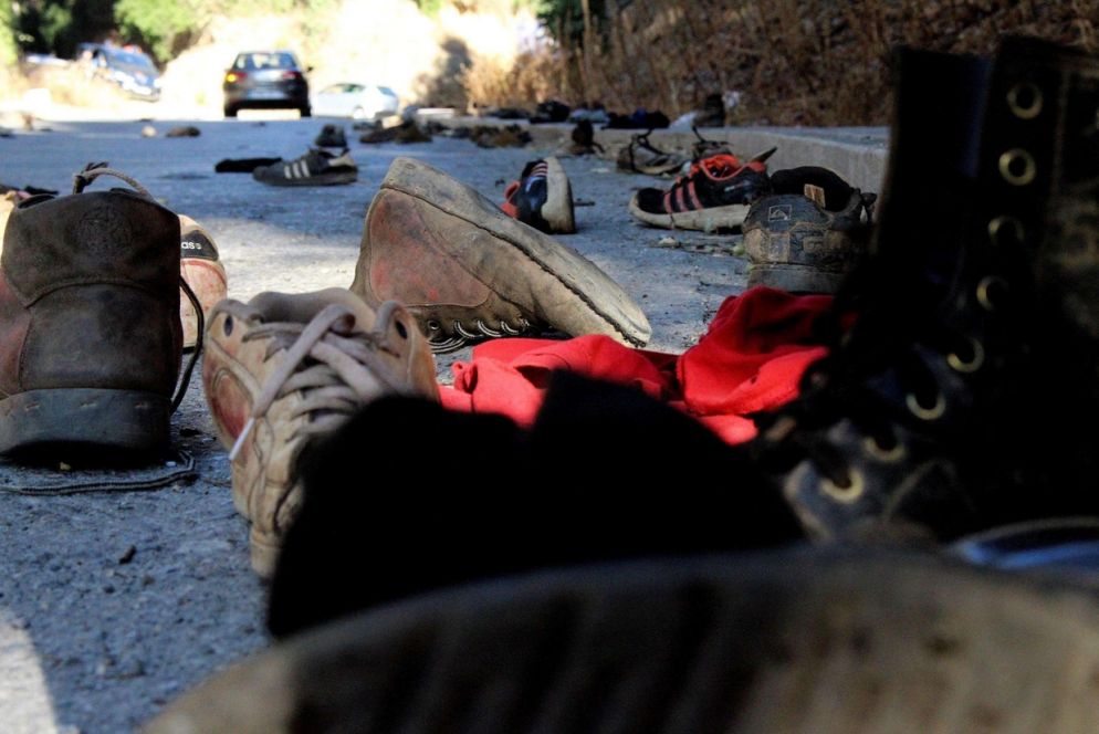 Scarpe abbandonate, in territorio marocchino, per arrampicarsi più agevolmente sulla recinzione di filo spinato (Ansa)