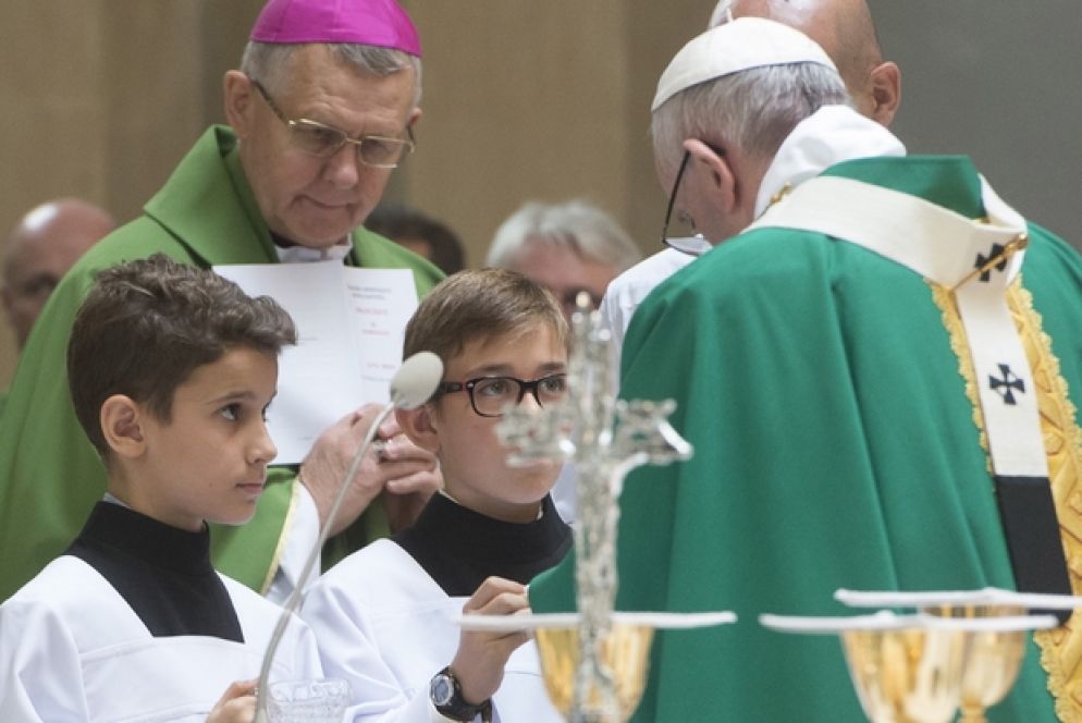 Due chierichetti servono durante la Messa presieduta da papa Francesco (Osservatore Romano