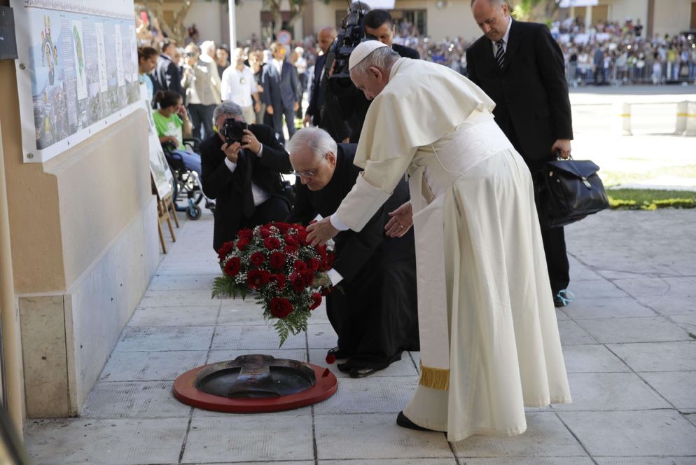 Il Papa a Brancaccio depone i fiori nel luogo in cui è stato ucciso padre Puglisi (VaticanMedia/Ansa)