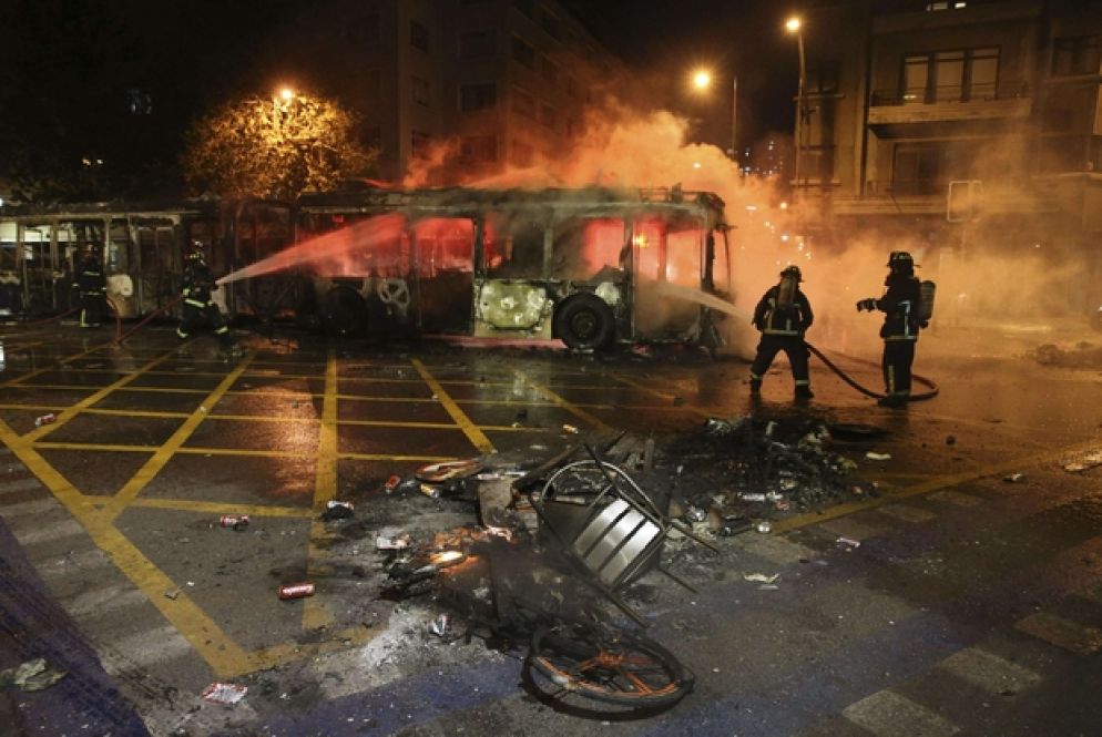Diversi mezzi pubblici sono stati dati alle fiamme nella capitale (Ansa)