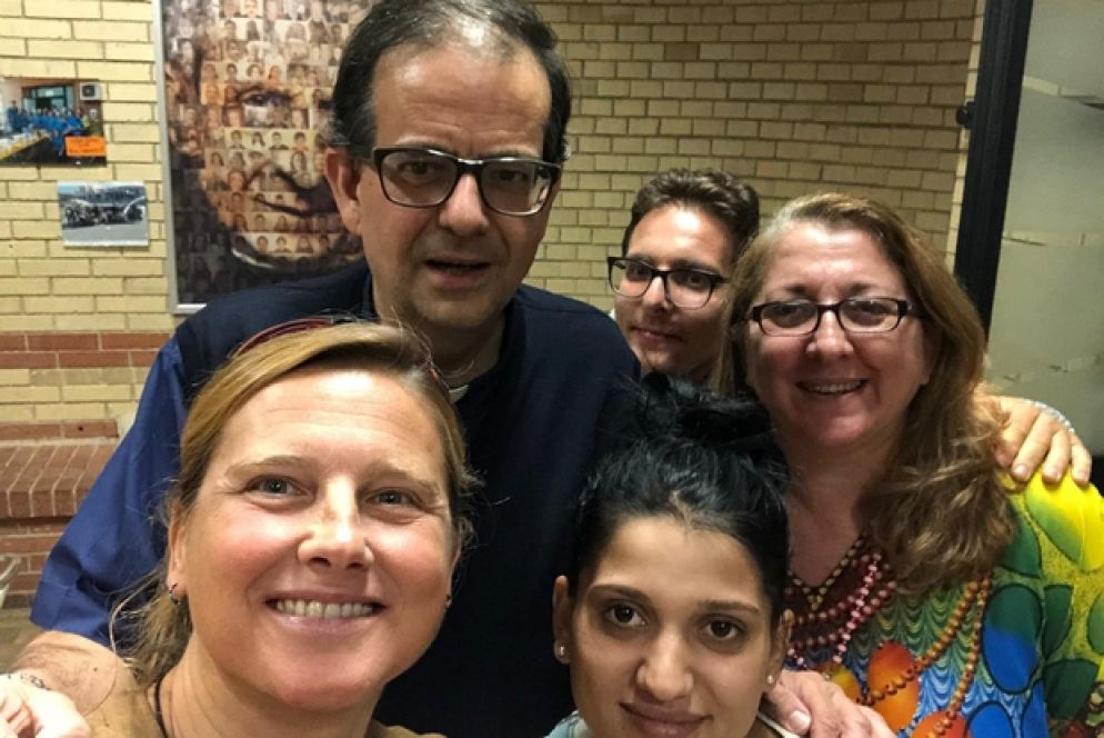 Lojudice con un gruppo di volontari