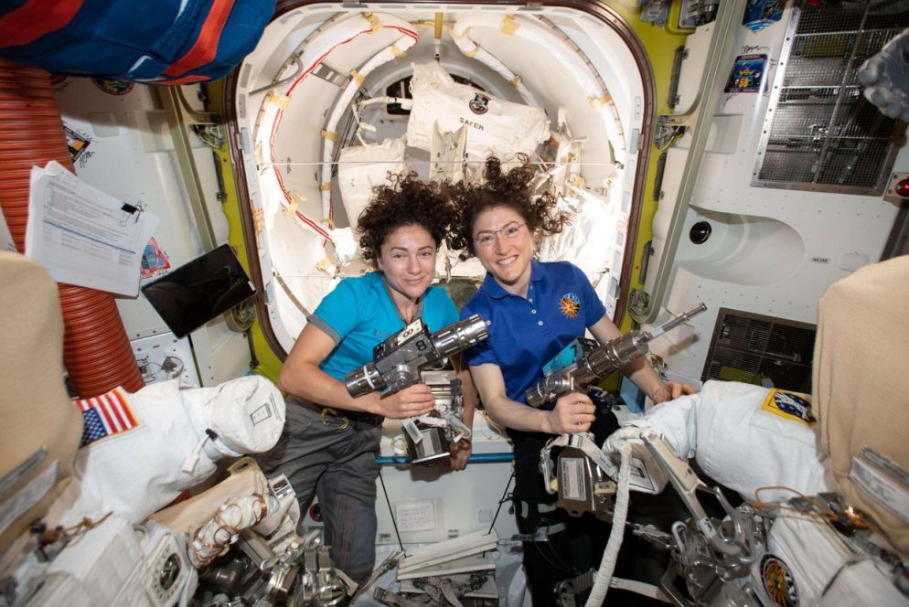 Le due astronaute preparano l'attrezzatura per la loro "passeggiata" nello spazio (Ansa/Nasa)