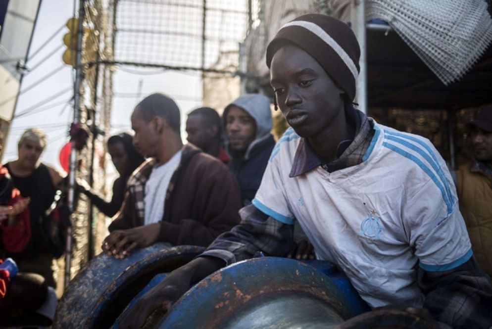 Alcuni migranti. Erano stati abbandonati in mare dalla Guardia costiera libica, dopo aver loro bucato il gommone (Ansa)