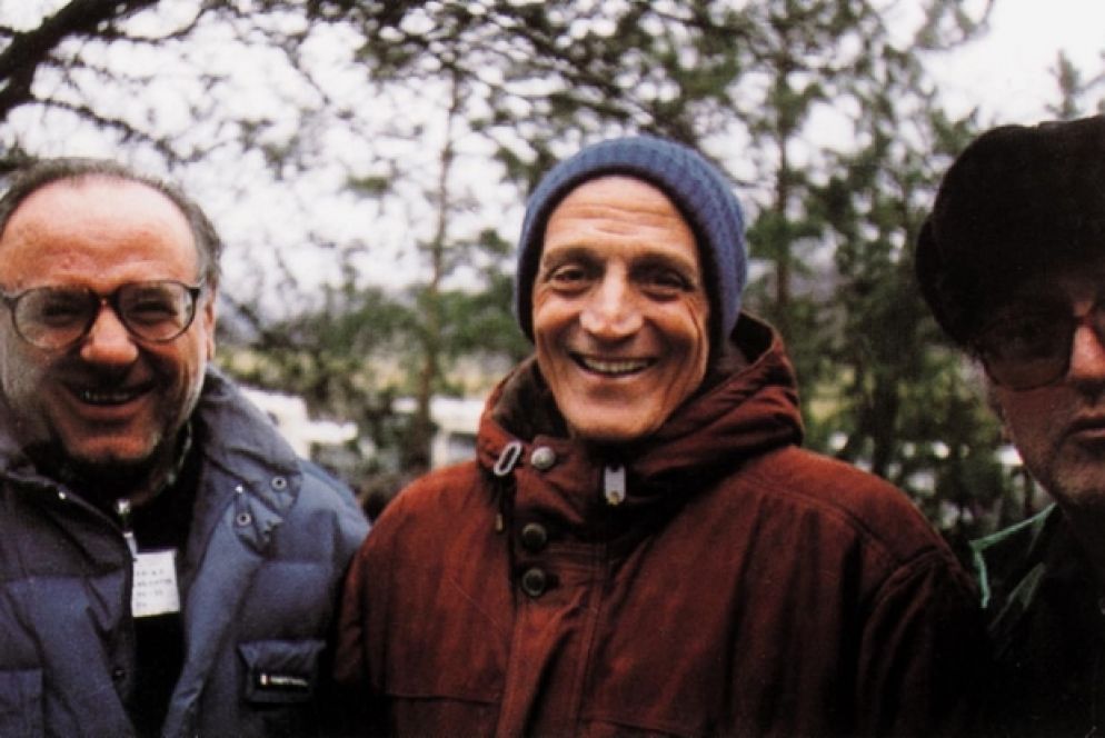 Marcia per la pace a Sarajevo, dicembre 1992. Monsignor Bello al centro, con cappotto marrone