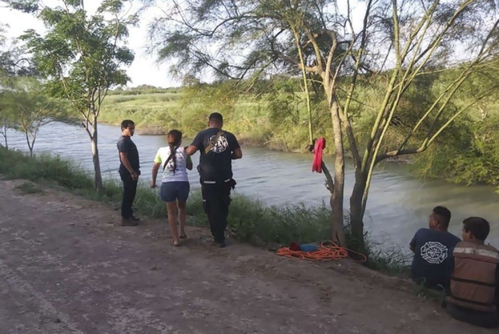 Tania Vanessa mostra il luogo dove il marito e la figlia sono annegati (Ansa)