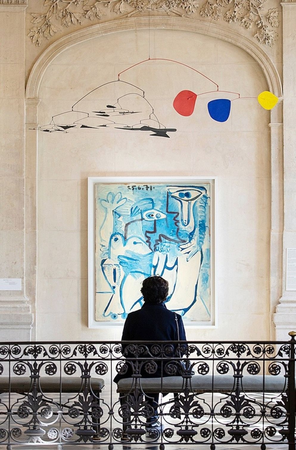 Dipinto di Picasso, «Coppia» (1970-71, Parigi, Centro Pompidou) e Calder, «Senza titolo» (1956,  © Calder Foundation) - Â© Voyez-Vous/Vinciane Lebrun