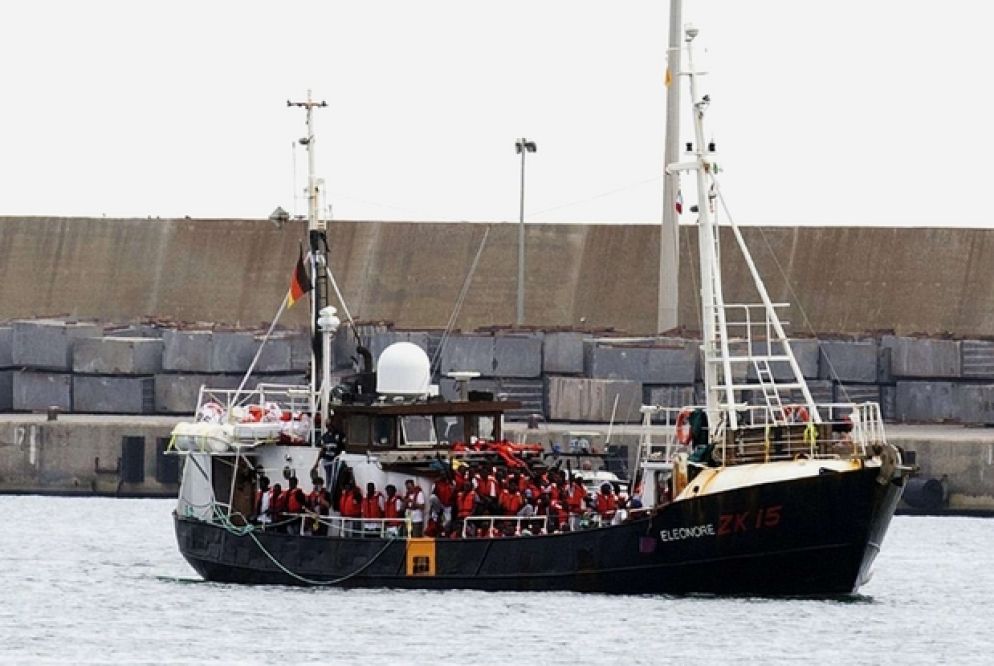 L'imbarcazione Eleonore in arrivo nel porto di Pozzallo (Ansa)
