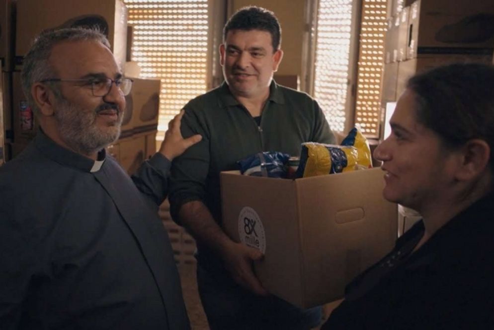 Il direttore della Caritas diocesana di Siracusa in un momento della distribuzione dei pacchi viveri alle famiglie in difficoltà