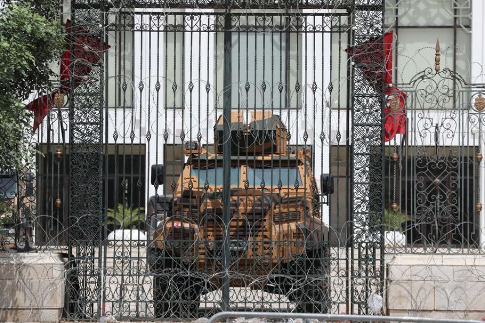 Il palazzo del Parlamento a Tunisi presidiato dai militari - Ansa