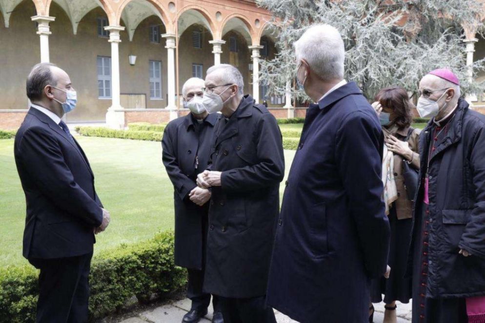 Il segretario di Stato a colloquio, tra gli altri, col rettore Franco Anelli e il direttore generale Paolo Nusiner - Foto Università Cattolica