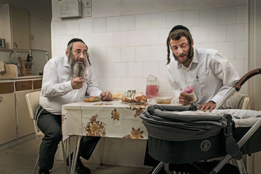 Dov Glickman "Shulem" e Michael Aloni "Akiva" nella terza stagione di Shtisel - Ohad Romano - Courtesy of Yes Studios