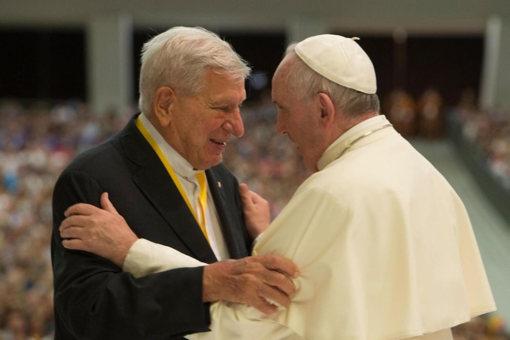 ll 18 novembre 2019, il Papa aveva abbracciato don Pigi in aula Paolo VI, per il trentesimo anniversario dell’istituzione delle Cellule parrocchiali di evangelizzazione, oltreché per i suoi 65 anni di sacerdozio e per il compimento dei suoi 90 anni - Ansa