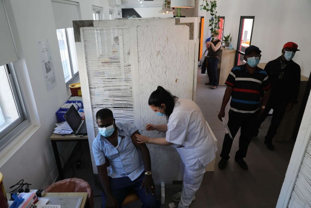 I migranti attendono la dose di vaccino anti-covid a Tel Aviv - Ansa