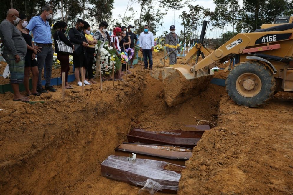 Riti funebri e sepolture collettivi nel cimitero di Manaus - Reuters