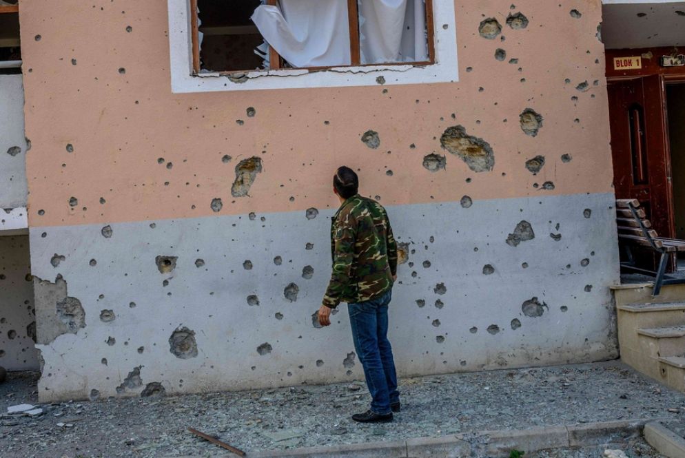 Il muro di una casa crivellato di colpi nella città di Terter - Ansa