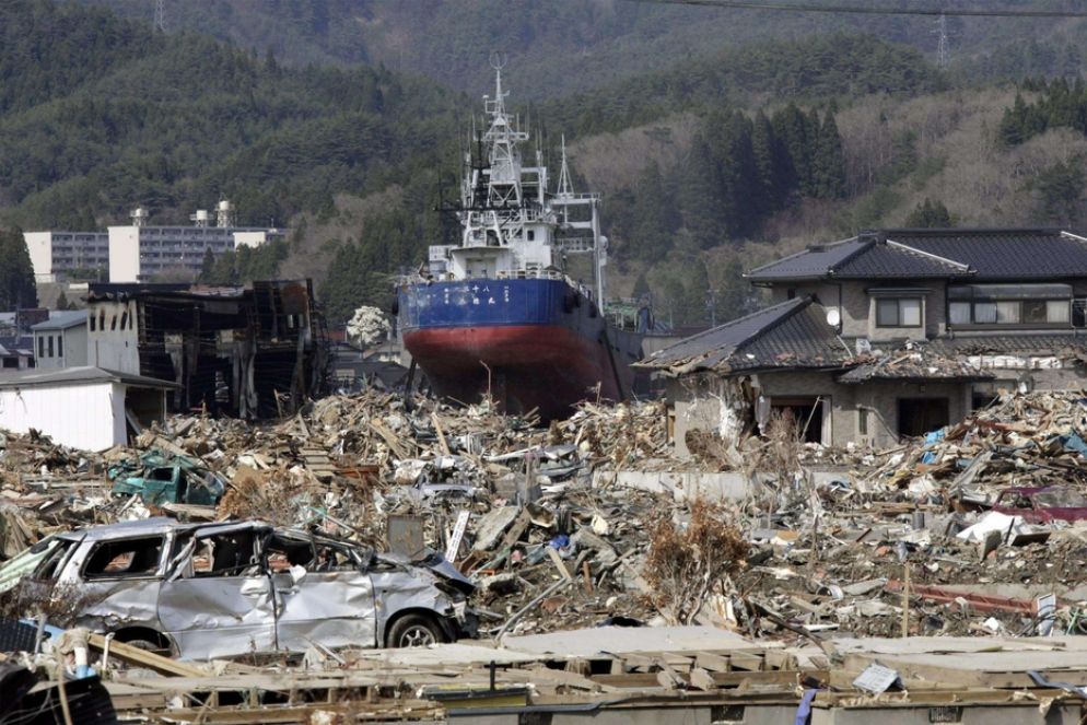 Una nave trasportata dalle onde nel centro di Kesennuma - Ansa