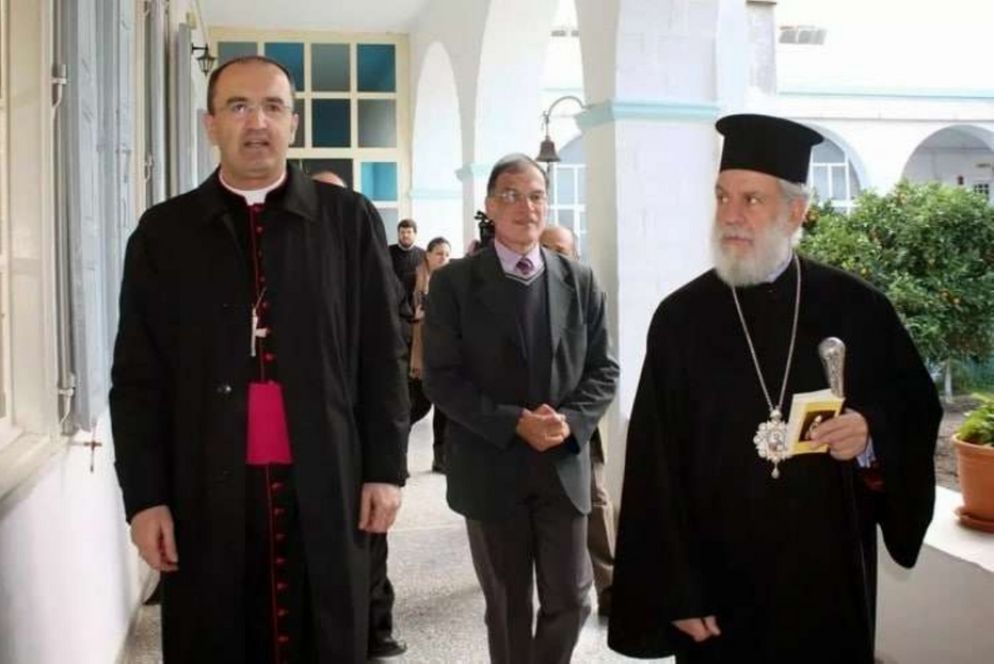 Il vescovo Petros Stefanou in un incontro ecumenico in una delle isole greche che formano le sue diocesi - episkopisyrou.gr