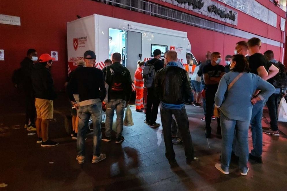 Gli «invisibili» di Milano in coda per il vaccino alla stazione di Porta Garibaldi - Avvenire-Gambassi